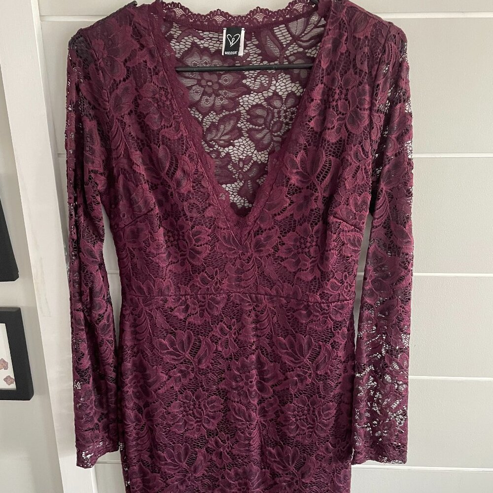 Windsor Maroon Lace Long Sleeved Cocktail Dress - Size Medium